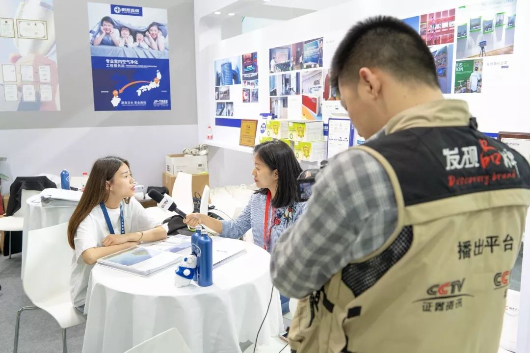 上海国际室内空气净化展-工作人员接受媒体的采访1.jpg