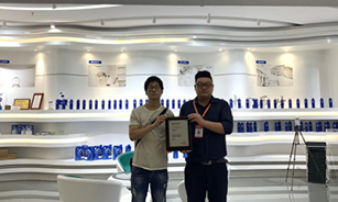 招商人员和加盟商合影